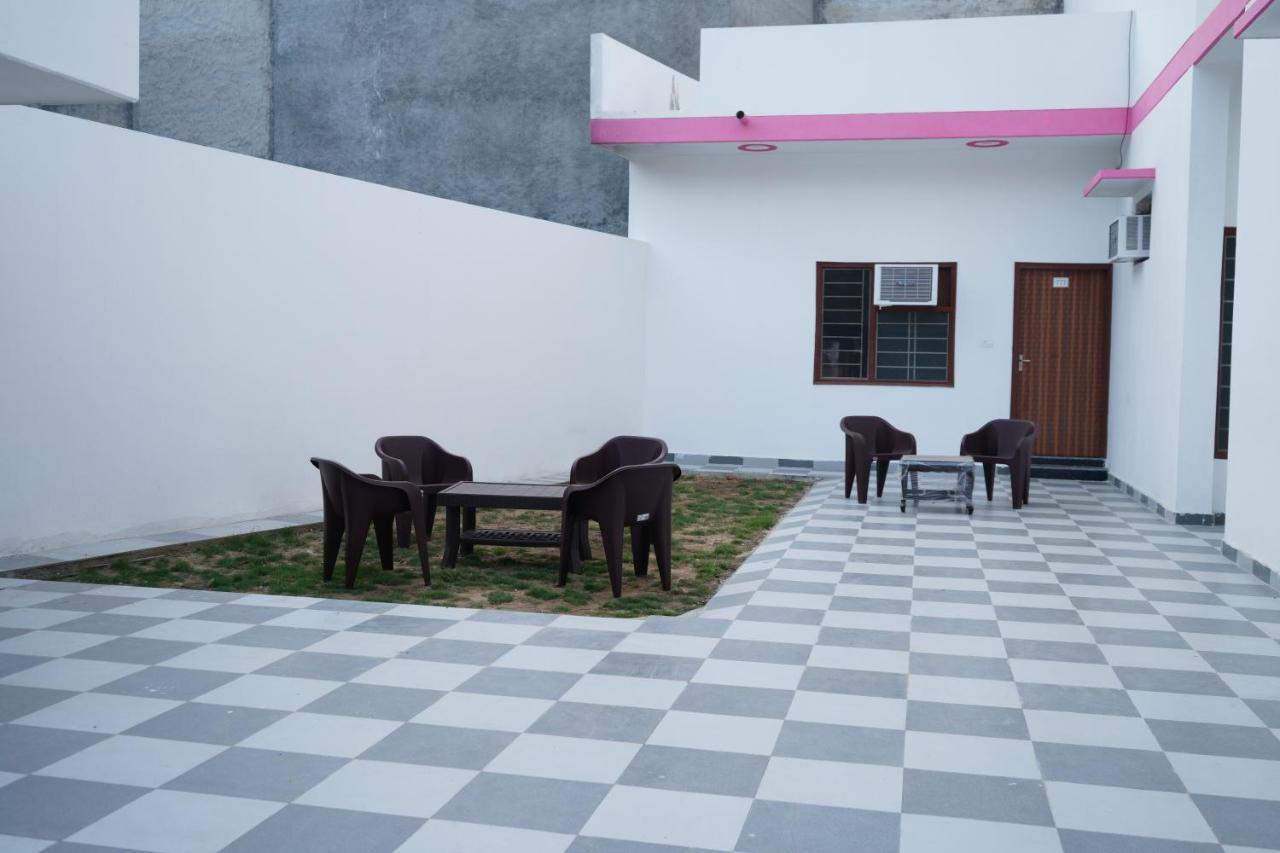 Bed and Breakfast Roop Niwas à Amritsar Extérieur photo
